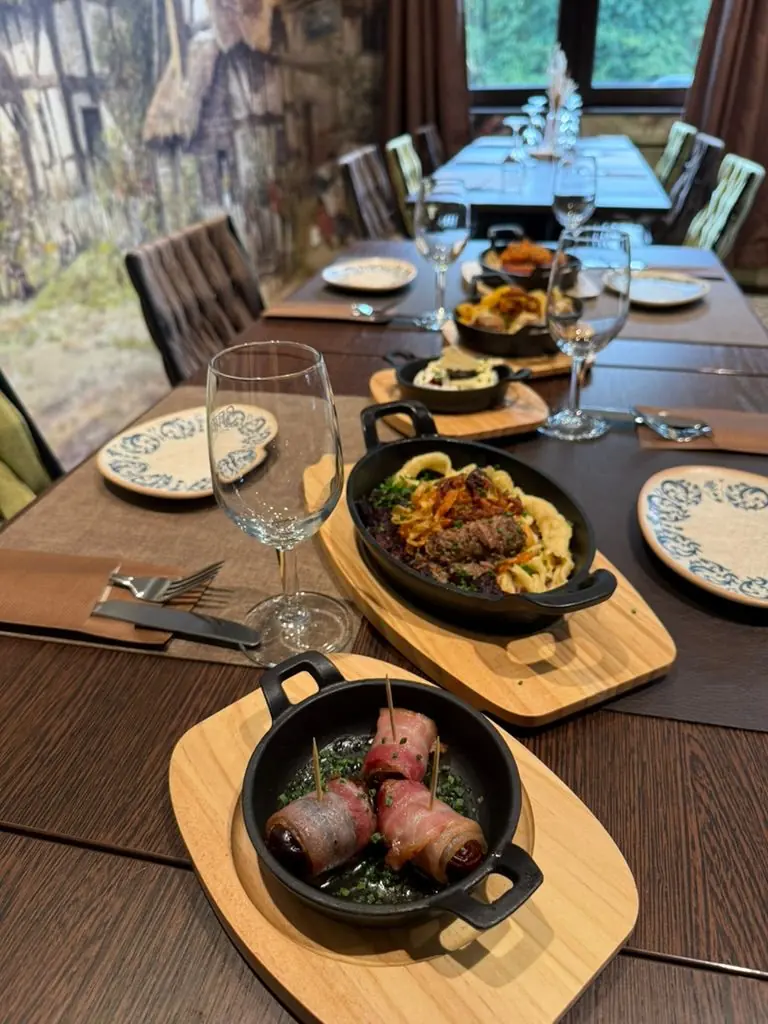 Deutsche Tapas in gusseisernen Pfännchen: Datteln im Speckmantel und Mini-Rinderroulade