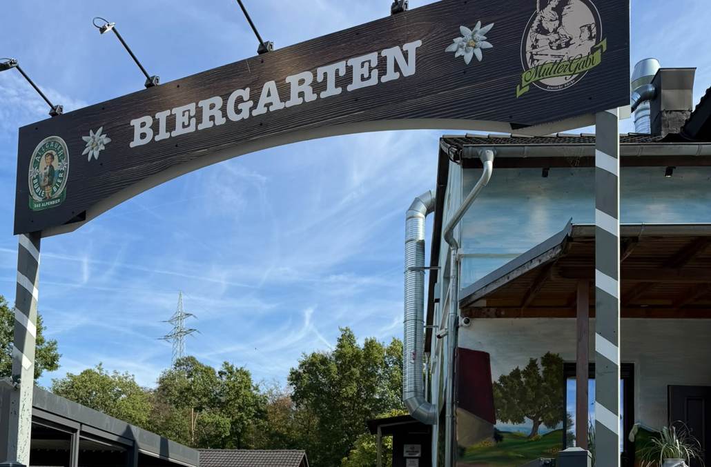 Eingang zum Biergarten von Mutter Gabi mit Holzbogen