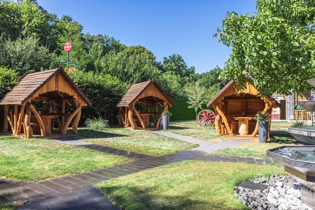 Genuss Hüttche’ aus Holz im Garten von Mutter Gabi