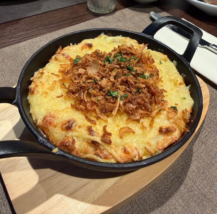 Käsespätzle mit Röstzwiebeln in der gusseisernen Pfanne