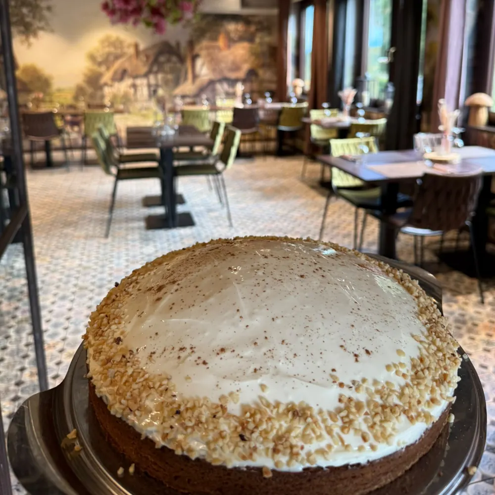 Karotten-Frischkäse-Kuchen mit Nussrand im Restaurant