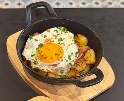 Mini-Fleischkäse mit Bratkartoffeln und Spiegelei