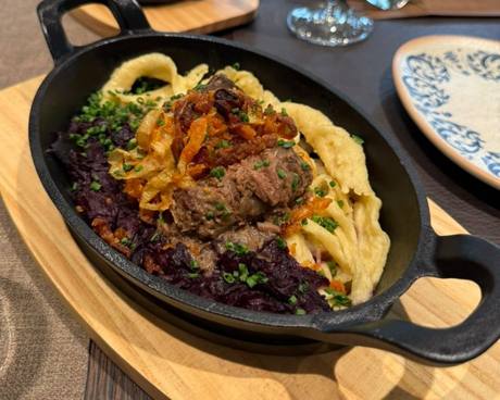 Mini-Rinderroulade mit Butterspätzle und Apfel-Rotkohl