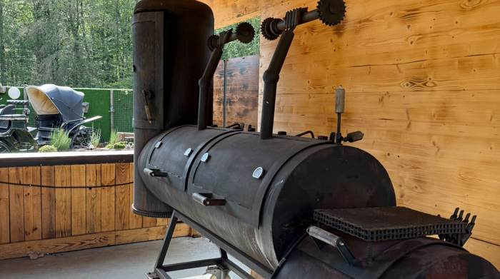 Smoker-Grill in der Grillhütte des Biergartens