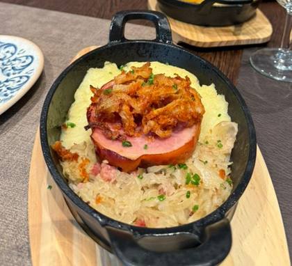 Spanferkelbraten mit Kartoffelpüree und Sauerkraut